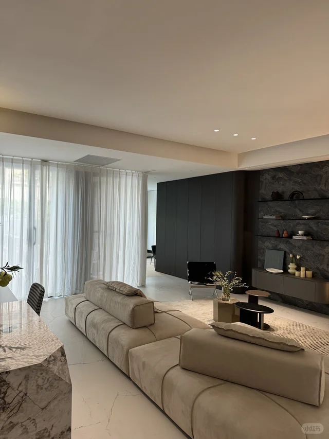 Timeless Black and White Interior space case